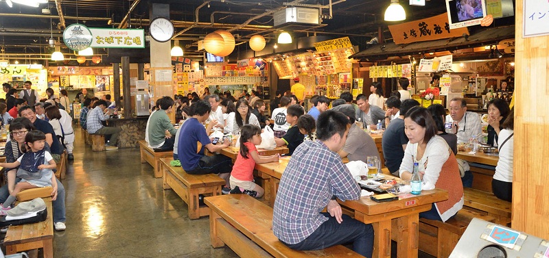 Bersosialisasi Sambil Menikmati Makanan Lokal di Pasar Hirome, Kochi