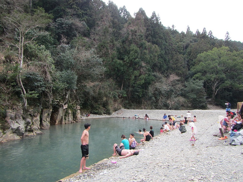Kawayu Onsen, Pemandian Air Panas Alami di Tengah Sungai