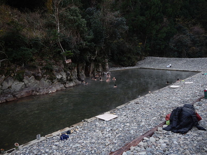 Kawayu Onsen, Pemandian Air Panas Alami di Tengah Sungai