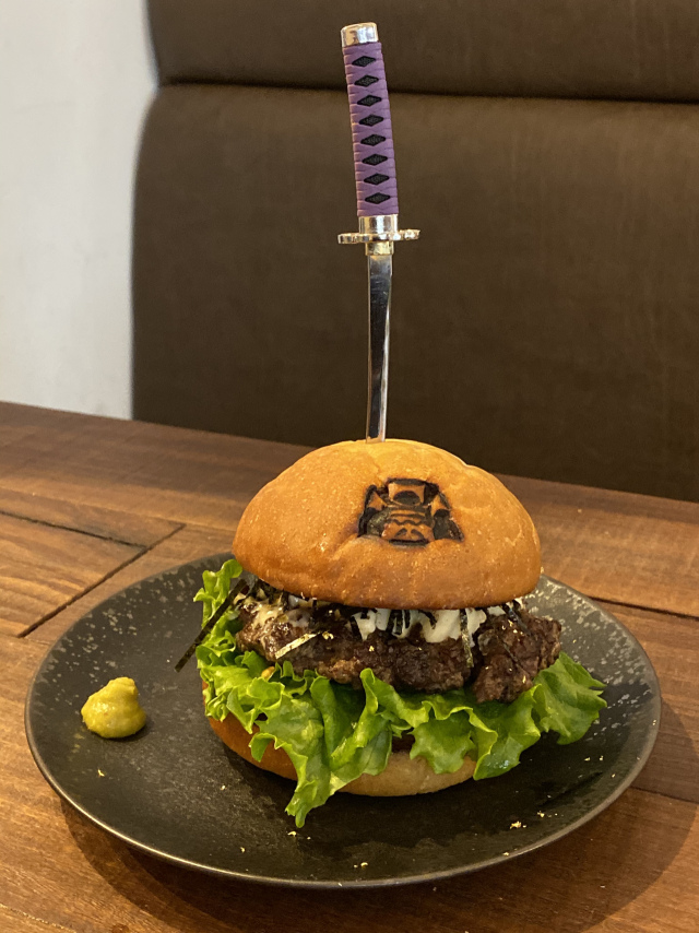 Menikmati Hidangan Burger Bertemakan 'Shogun' di Tokyo