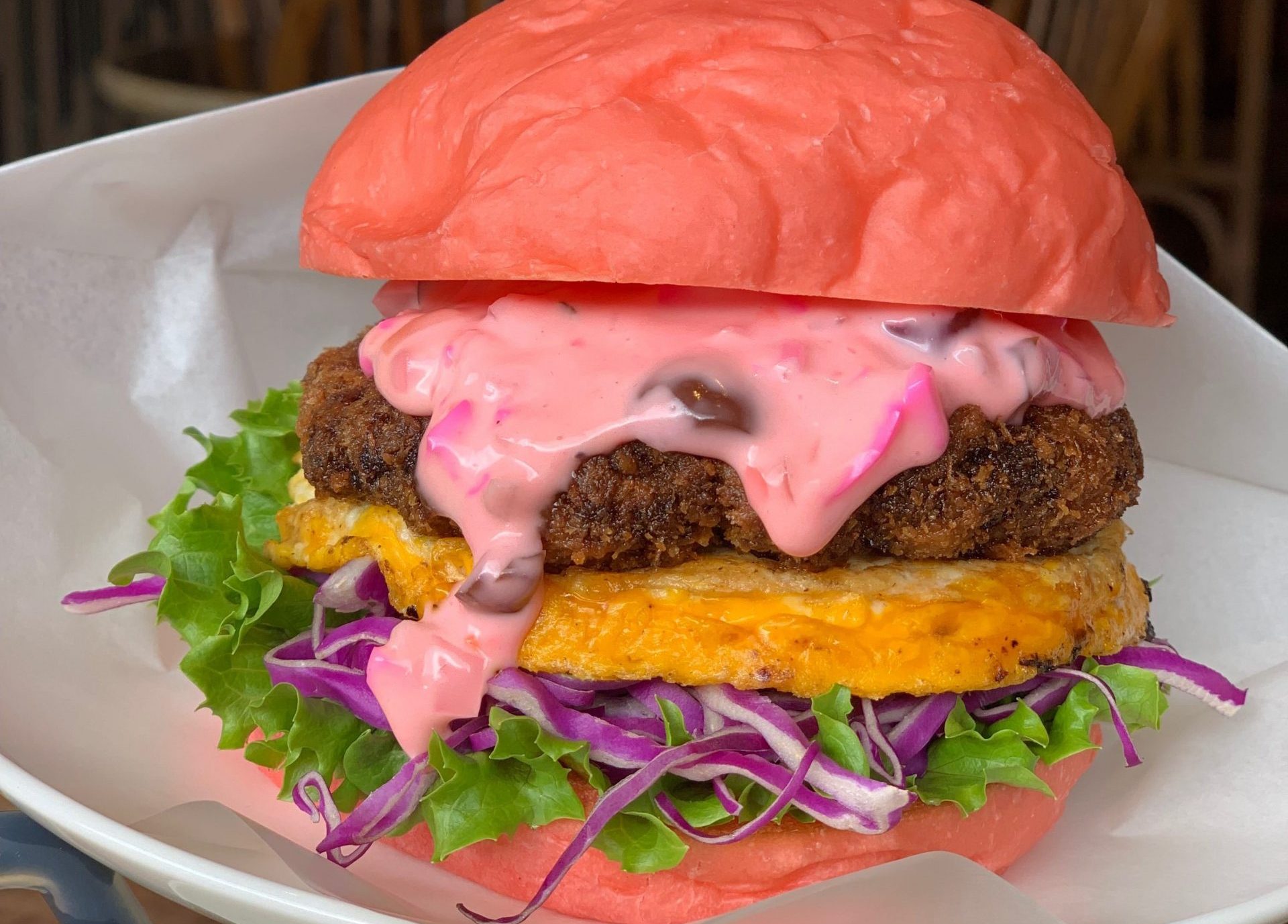 Menyingkap Kuliner Tersembunyi di Kyoto: Burger Sakura Dengan Saus Warna Pink