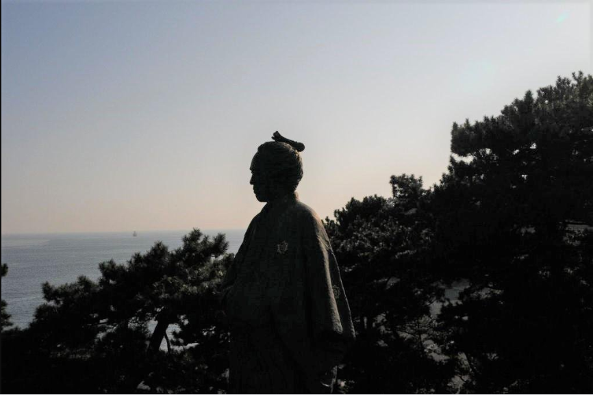 Patung Ryoma Sakamoto di Pantai Katsuharama (visitkochijapan.com)