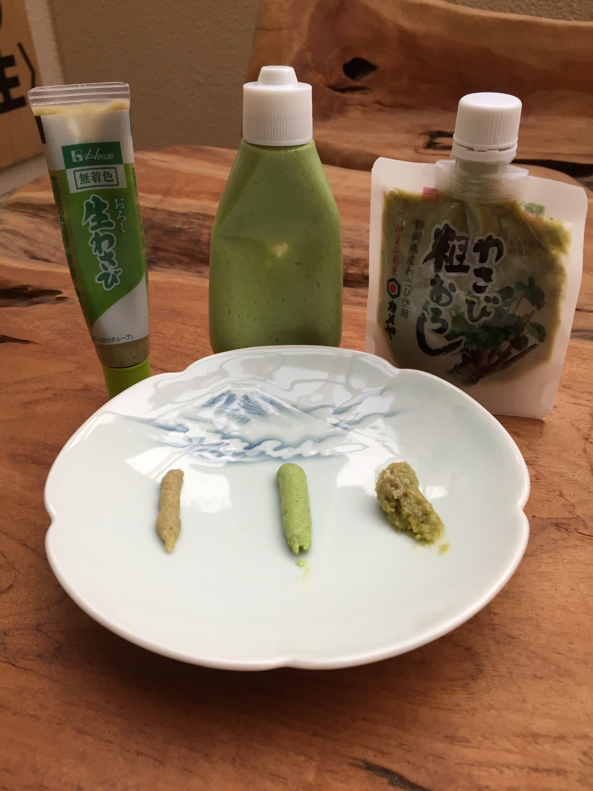 Perbandingan wasabi asli dan palsu. Wasabi yang ada di kiri adalah wasabi palsu (tokyocreattive.com)