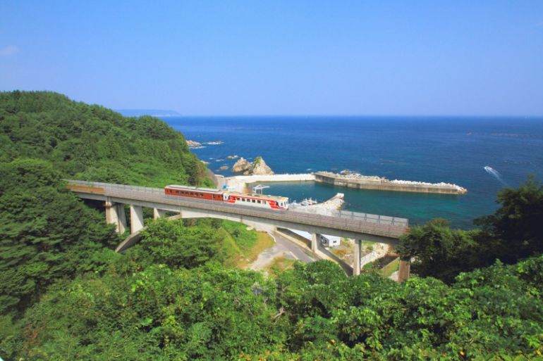 5 Kereta Unik di Jepang, dari Kereta Onsen sampai Kereta Kucing