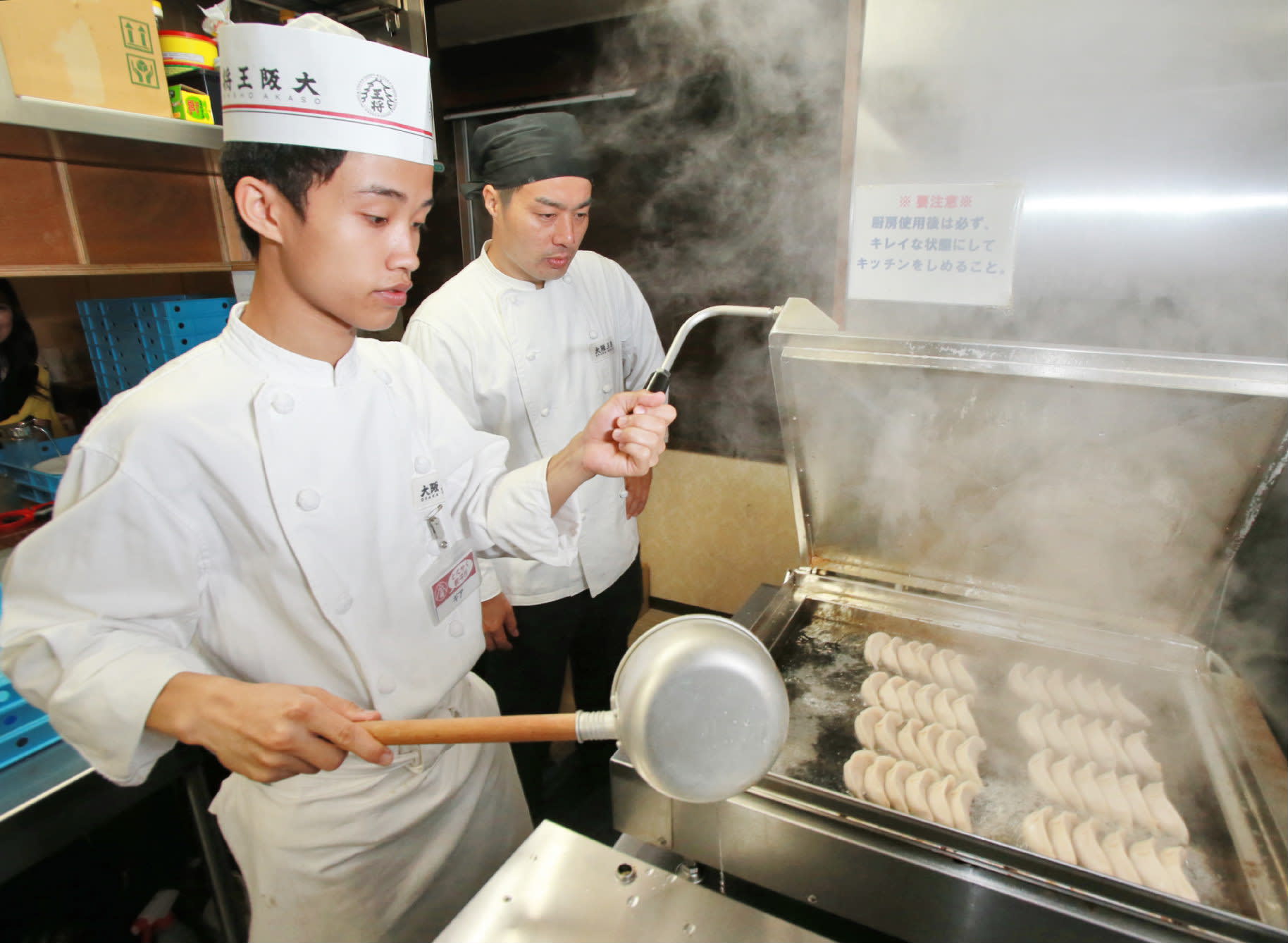 Pekerja asing di restoran Jepang (asia.nikkei.com)