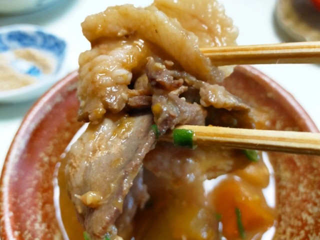 Potongan daging dalam sup miso
