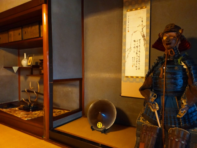 Interior dalam restoran yang memperkuat kesan rumah seorang samurai