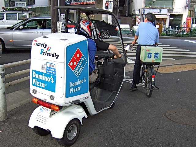 Pizza Delivery Service Anti Virus Corona di Jepang