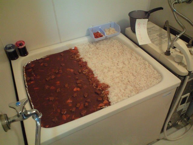 Pria Jepang Ini Mengisi Bathtub-nya dengan Curry Rice!