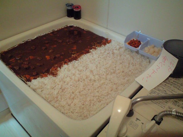 Pria Jepang Ini Mengisi Bathtub-nya dengan Curry Rice!
