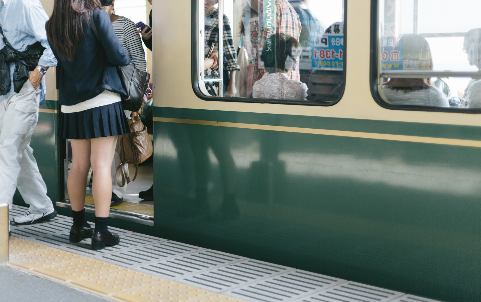 Ilustrator Menunjukkan Ilustrasi Berbagai Pelecehan Seksual yang Sering Terjadi di Kereta Jepang