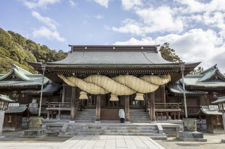Shimenawa raksasa di Kuil Miyajidake