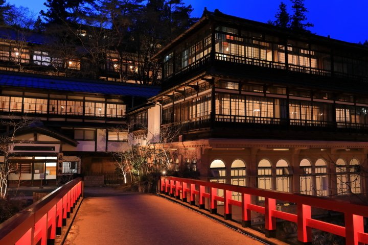 Sekizenkan Ryokan di Shima Onsen Resort, Prefektur Gunma dikatakan sebagai salah satu model pemandian umum film tersebut.