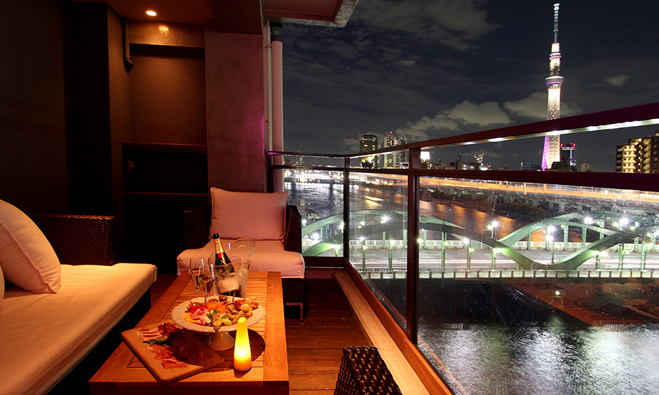 Romantisnya Kencan di Rooftop Bar Tokyo