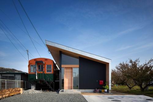 Arsitek Jepang merancang rumah di sekitar gerbong kereta tua (1)