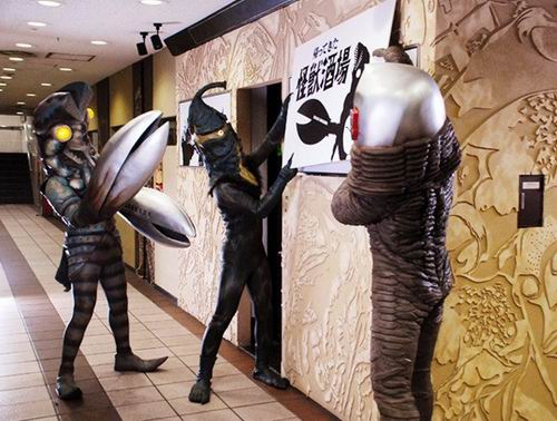 Bar bertema monster dari Ultraman dibuka kembali pada bulan April (2)