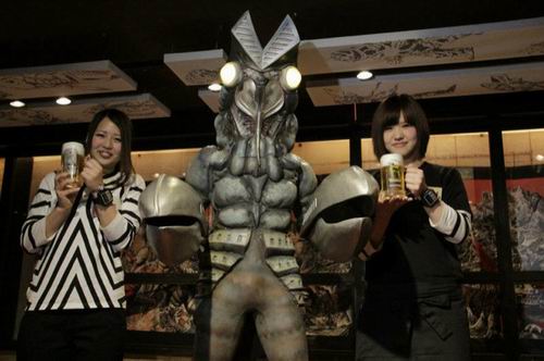 Bar bertema monster dari Ultraman dibuka kembali pada bulan April (3)