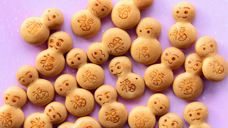 Biskuit Daruma yang ekspresif ini menggabungkan rasa dan kegembiraan
