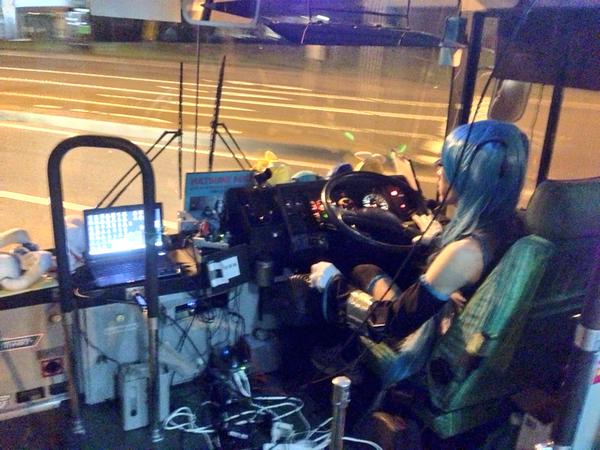 Cosplayer Hatsune Miku yang mengemudikan bus terlihat di Toyako, Hokkaido