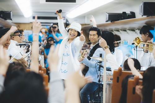 DREAMS COME TRUE tampil di dalam kereta Shinkansen yang melaju 260kmjam (1)