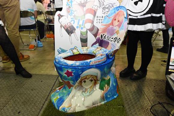 Di Jepang, bukan hanya mobil yang didekorasi bertema anime, toilet juga! (6)