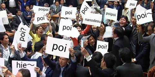 Di Jepang, para politikus yang melakukan protes diubah menjadi meme photoshop