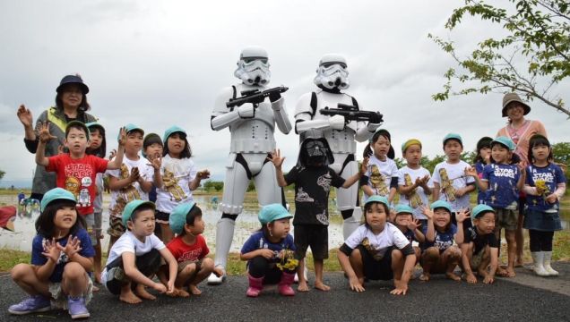 Di Jepang, pasukan Stormtrooper mengawasi anak-anak yang sedang menanam padi (1)