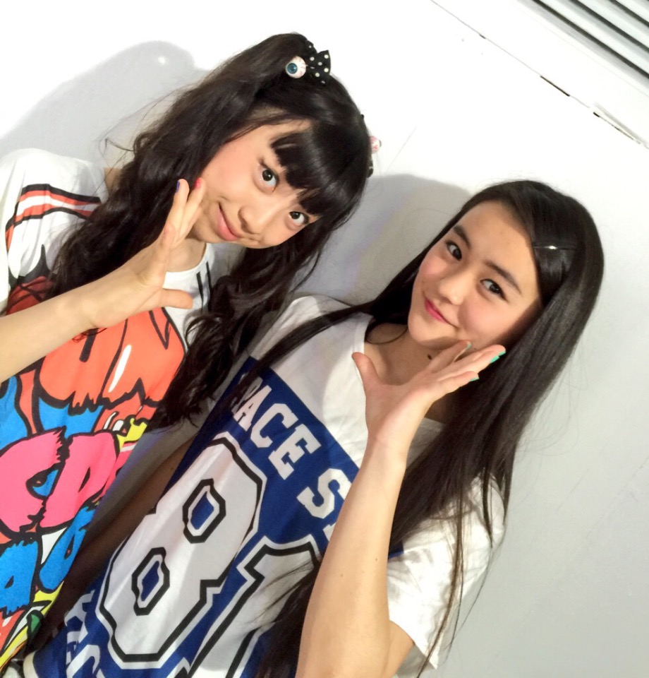 Dua anggota CheriCherie tampil di fashion show ACDC RAG di Harajuku (1)