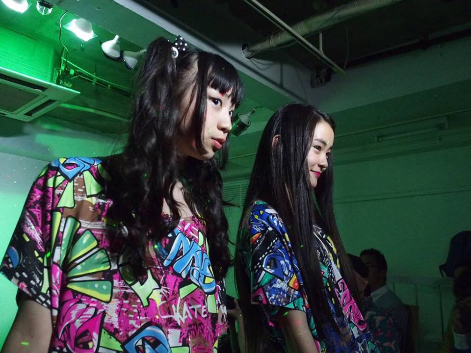 Dua anggota CheriCherie tampil di fashion show ACDC RAG di Harajuku (2)
