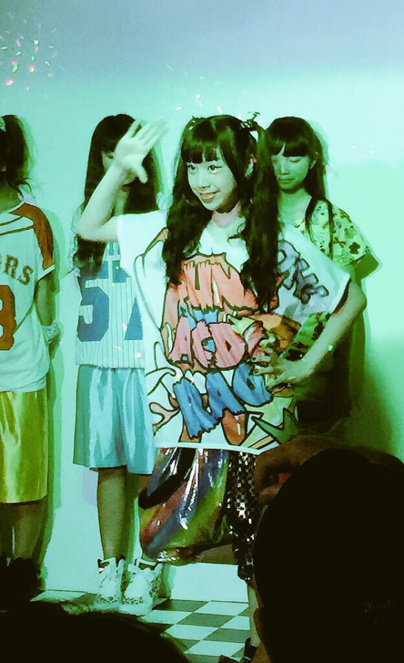 Dua anggota CheriCherie tampil di fashion show ACDC RAG di Harajuku (6)