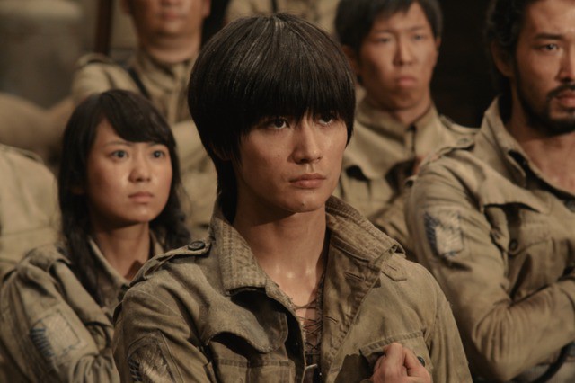 Foto-foto adegan terbaru dari film live-action Attack on Titan menampilkan Eren dan karakter baru (1)