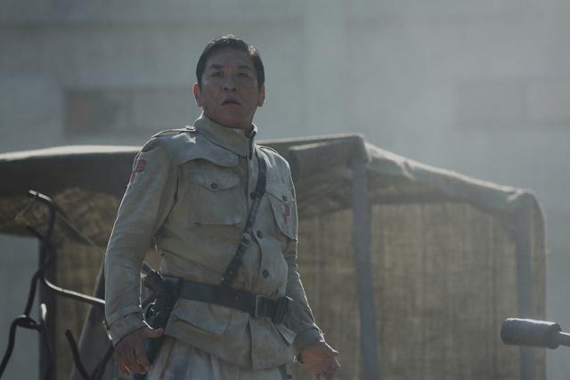 Foto-foto adegan terbaru dari film live-action Attack on Titan menampilkan Eren dan karakter baru (10)