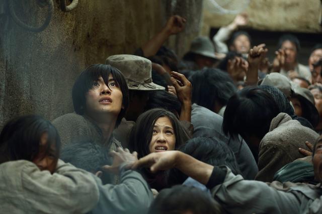 Foto-foto adegan terbaru dari film live-action Attack on Titan menampilkan Eren dan karakter baru (12)