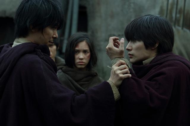 Foto-foto adegan terbaru dari film live-action Attack on Titan menampilkan Eren dan karakter baru (13)