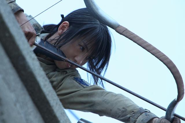 Foto-foto adegan terbaru dari film live-action Attack on Titan menampilkan Eren dan karakter baru (2)