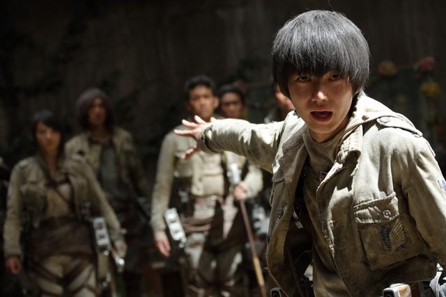 Foto-foto adegan terbaru dari film live-action Attack on Titan menampilkan Eren dan karakter baru (6)