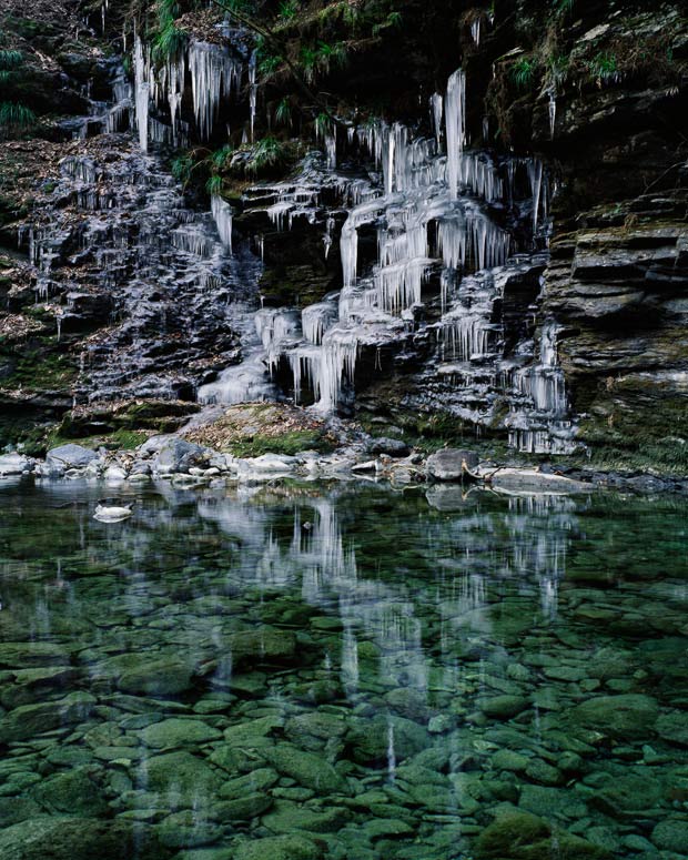 Fotografer Jepang mengabadikan foto-foto air terjun beku dan gua yang megah (1)