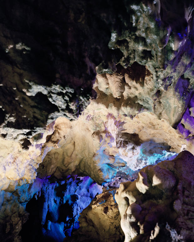 Fotografer Jepang mengabadikan foto-foto air terjun beku dan gua yang megah (5)