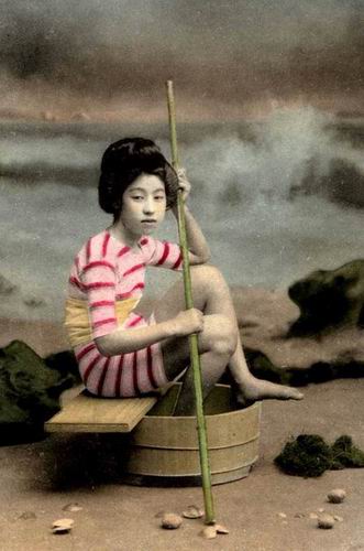 Geisha Berbaju Renang Dari Masa Jepang Kuno