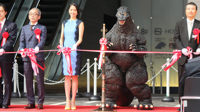 Godzilla, Crayon Shin-Chan, & para karakter Eagle Talon merayakan pembukaan Shinjuku TOHO Building (1)