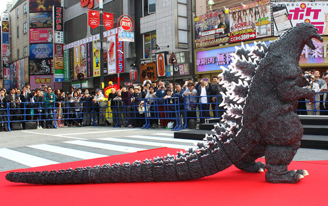 Godzilla, Crayon Shin-Chan, & para karakter Eagle Talon merayakan pembukaan Shinjuku TOHO Building (2)