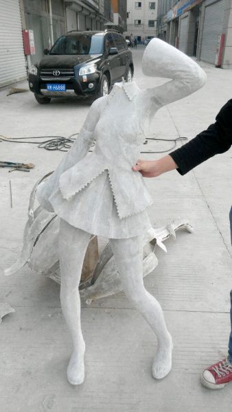 Hatsune Miku Statue Appears in China (4)