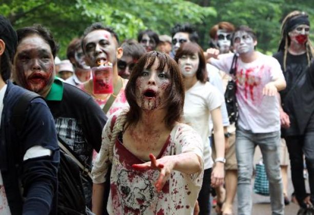 Hiiiy..! Zombie-zombie ini menyerang taman di Tokyo! (1)