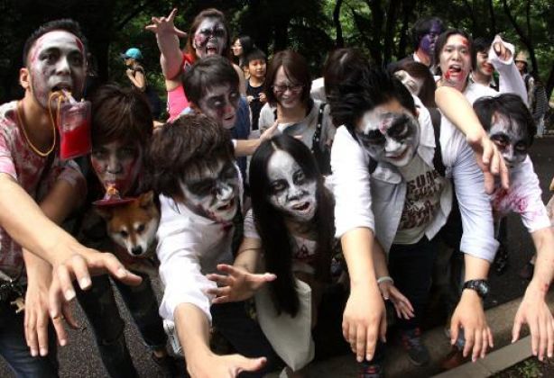 Hiiiy..! Zombie-zombie ini menyerang taman di Tokyo! (2)