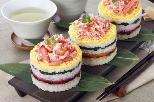 Hmm lezat! Inilah beraneka kue sushi yang mudah dibuat dan terlalu sayang untuk disantap! (3)