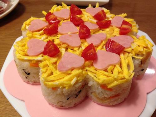 Hmm lezat! Inilah beraneka kue sushi yang mudah dibuat dan terlalu sayang untuk disantap! (6)