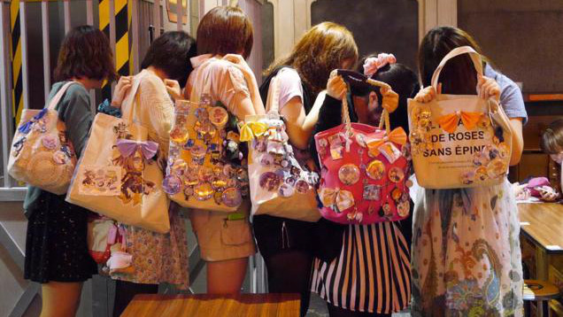 Itabag, tas khusus para penggemar anime dipamerkan oleh gadis-gadis otaku (5)