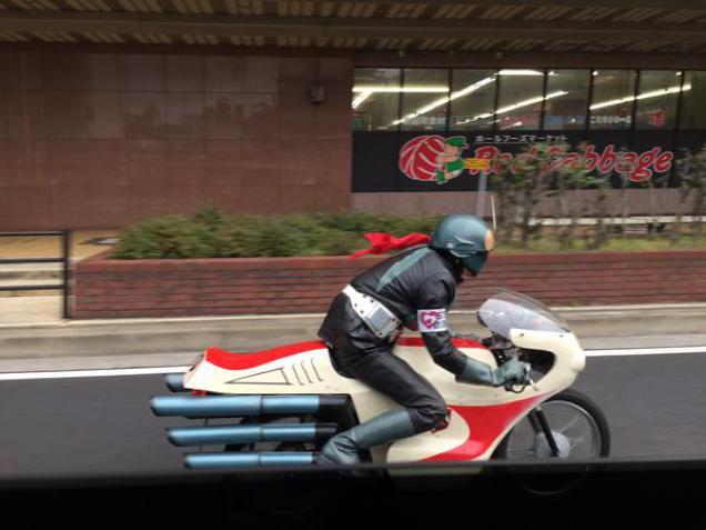 Wah, di Jepang ada Kamen Rider yang berpatroli di jalanan!