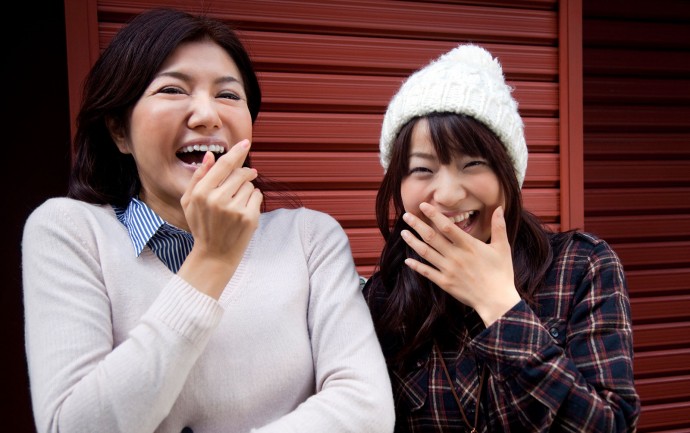 Kenapa sih wanita Jepang sering menutupi mulut mereka saat sedang tertawa