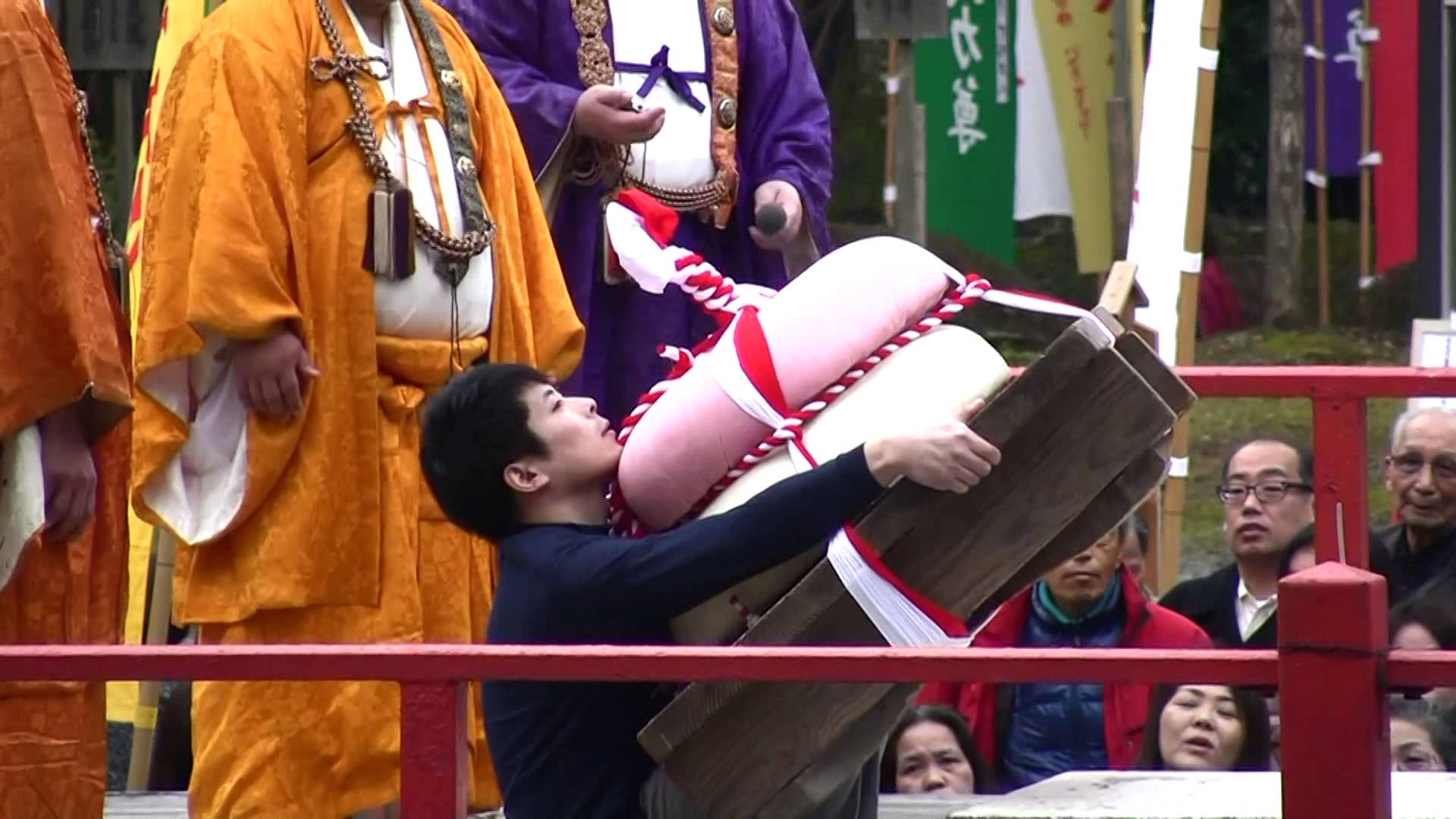 Kontes mengangkat kue beras diselenggarakan di kuil Kyoto